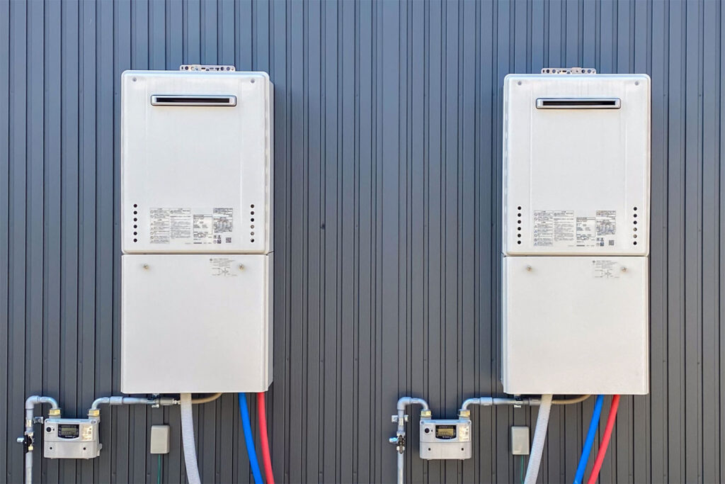 屋外に設置されたガス給湯器の施工例