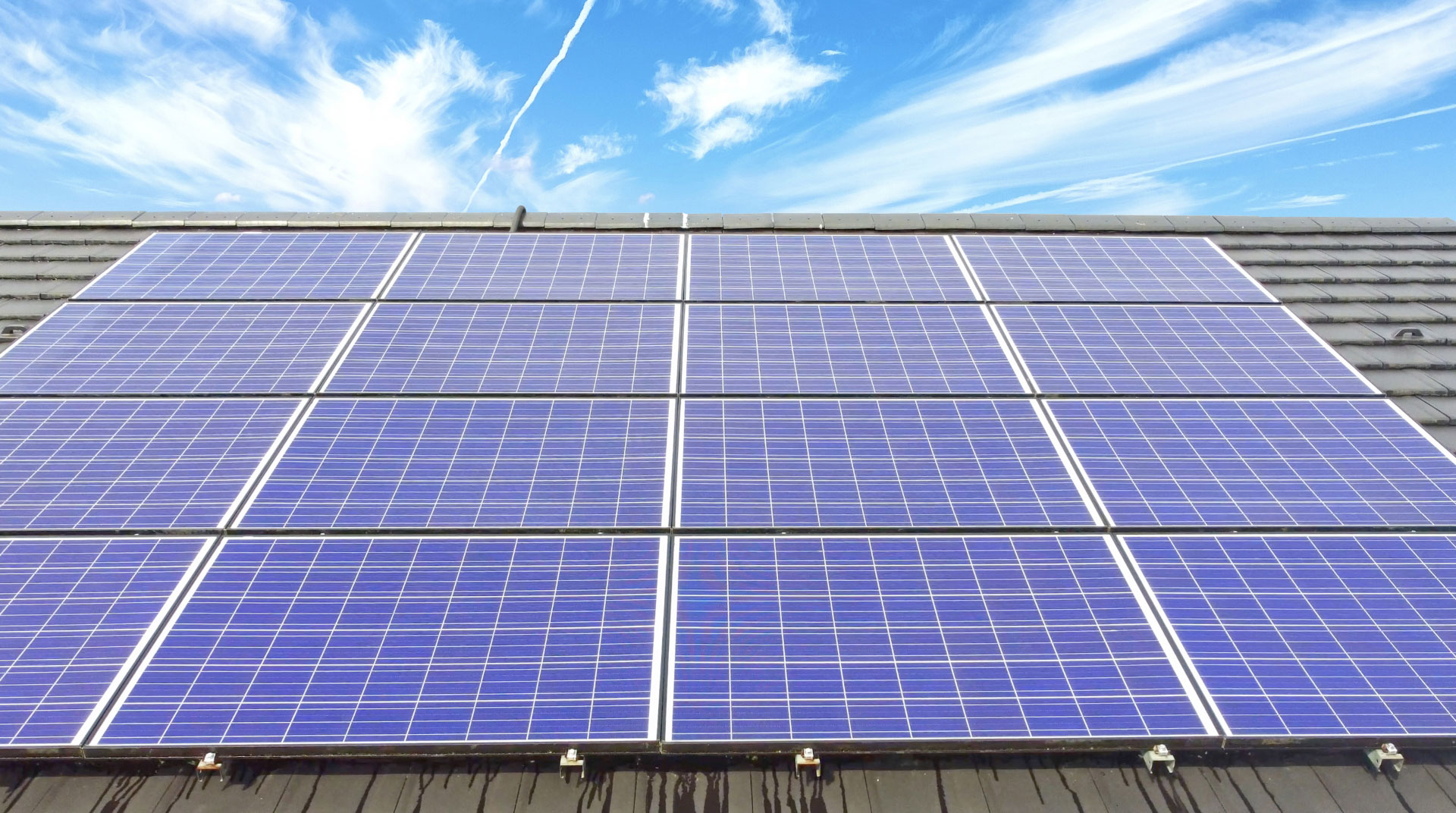 太陽光発電のため屋根に設置されたソーラーパネル